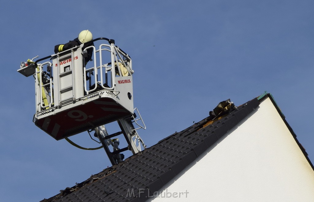 Feuer 2 Dachstuhl Koeln Dellbrueck Von der Leyen Str P172.JPG - Miklos Laubert